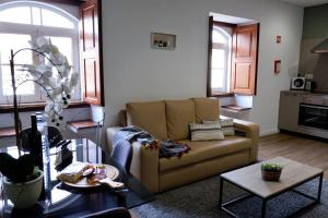 sala de estar con sofá y mesa en O Cantinho do Colégio - Dourocollege, en Lamego