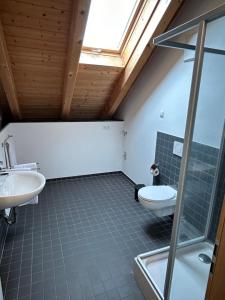 バート・フュッシンクにあるDie Heckeのバスルーム(トイレ、洗面台付)