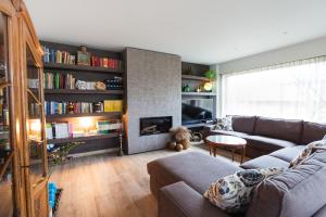 オーステンデにあるVilla in front of the sea with natural swimming pondのソファと暖炉のあるリビングルーム