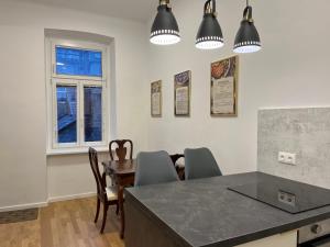 uma cozinha e sala de jantar com mesa e cadeiras em Urban Citytrip Flat - 15 min to Center em Viena