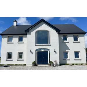 una casa blanca con techo negro en Eastbury House P25 C3K8 en Cork