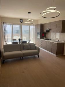 sala de estar con sofá y cocina en Three bedroom penthouse (Privilege Suite), en San Ġwann