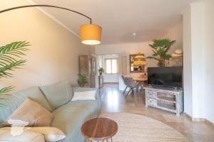 a living room with a couch and a tv at Apartamento Margarita in Aduanas