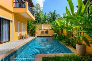 uma piscina no pátio de uma villa em The Orange Villa Near Beach 海灘附近的家庭別墅 em Praia de Kamala