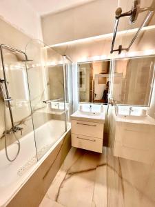 - Baño blanco con 2 lavabos y ducha en 100 m2 Apartment in the center of Athens en Athens