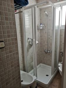 uma casa de banho com um chuveiro, um WC e um lavatório. em La Paloma em Córdoba