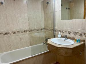 een badkamer met een wastafel en een douche bij PENSION NAVAS in El Cabo de Gata