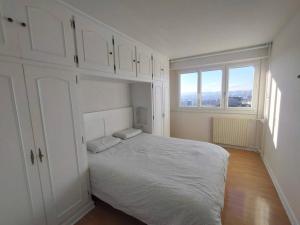 una camera bianca con un letto e due finestre di 5 mins to metro La defense, 2 bedrooms and 1 salon a Puteaux