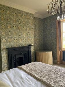 ein Schlafzimmer mit Kamin und einem Bett darin in der Unterkunft Home Farm Cottage in Lytham St Annes + 27 Fotos