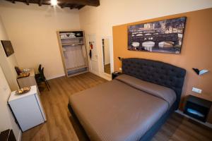 1 dormitorio con 1 cama y una pintura en la pared en CENNINI 6, en Florencia