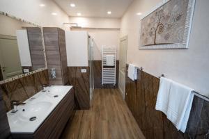 een badkamer met een wastafel en een spiegel bij CENNINI 6 in Florence
