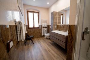 een badkamer met een bad, een toilet en een wastafel bij CENNINI 6 in Florence