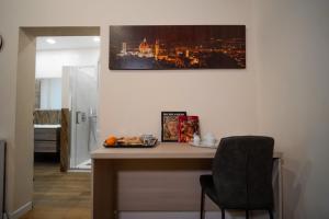 een keuken met een bureau met een stoel en een foto aan de muur bij CENNINI 6 in Florence