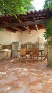 een terras met een tafel en twee stoelen onder een dak bij Ca' da Mariolina in Carloforte
