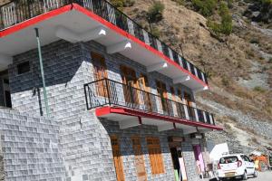 un edificio con balcón en un lateral de una montaña en Eva Home Stay, en Dalhousie