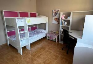 Zimmer mit 2 Etagenbetten und einem Schreibtisch in der Unterkunft Casa Ézaro in Dumbría