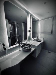 a bathroom with two sinks and a large mirror at مدينتي in Madinaty