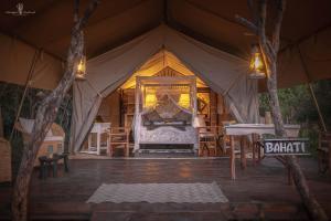 een slaapkamer in een tent met een bed erin bij Mara Major Camp in Masai Mara