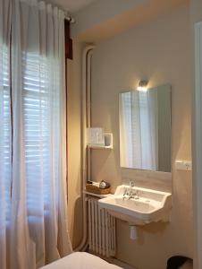een badkamer met een wastafel en een spiegel bij La Cabana in Organyà