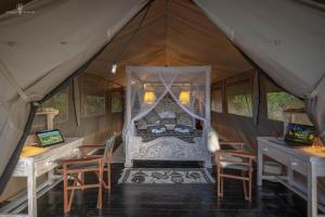 Een bed of bedden in een kamer bij Mara Major Camp