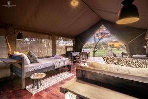 Een bed of bedden in een kamer bij Mara Major Camp