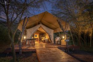 tenda con tavolo e sedie all'interno di Mara Major Camp a Masai Mara