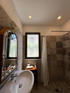 La salle de bains est pourvue d'une baignoire, d'un lavabo et d'un miroir. dans l'établissement Casa Vacanze Villa Angelina, à Giardini Naxos