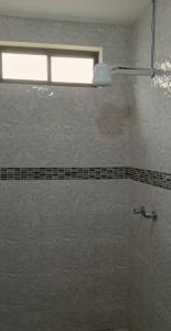 une salle de bain avec douche et fenêtre dans l'établissement Nuevo y exclusivo departamento de 2 habitaciones, à Loja