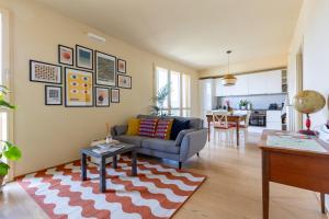 a living room with a couch and a table at Gladys, appartamento con vista a Fiesole in Fiesole