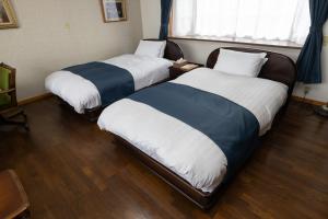 dwa łóżka siedzące obok siebie w pokoju w obiekcie St kilda - Vacation STAY 75881v 