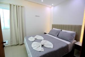 um quarto com uma cama com duas toalhas em Encantos de Taperapuan Duplex em Porto Seguro mais 7 fotografias