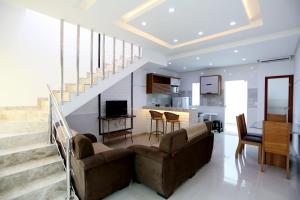 uma sala de estar com um sofá e uma cozinha em Encantos de Taperapuan Duplex em Porto Seguro