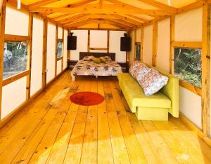 Zimmer mit Sofa und Bett in einem Zimmer in der Unterkunft Camping Saint George in Topola