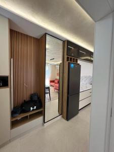 Il comprend une chambre et une cuisine équipée d'un réfrigérateur. dans l'établissement Sunset Sea View - Premium Apartment 2BR, à Durrës