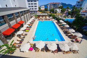 een uitzicht over een zwembad met stoelen en parasols bij Ada Julian Marmaris in Marmaris