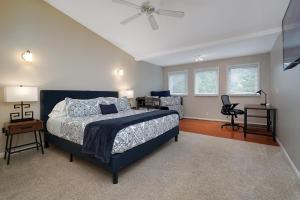 - une chambre avec un lit et une chaise dans l'établissement Lux Townhouse, Walk to All, Sleeps 6 Adults, à Louisville