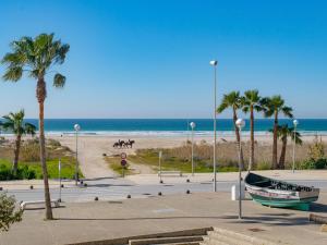 plaży z palmami i łodzi na plaży w obiekcie Santa Barbara B Beach front with terrace, sea view in and garage in Conil w mieście Conil de la Frontera