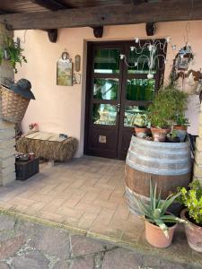 une porte d'entrée d'une maison avec des plantes en pot dans l'établissement La casina di Simo, à Montenero