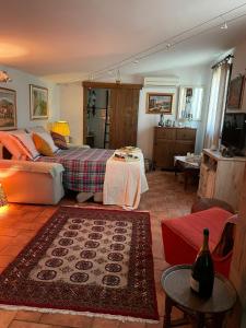 - un salon avec un lit et une table dans l'établissement La casina di Simo, à Montenero