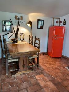 - une salle à manger avec une table et un réfrigérateur rouge dans l'établissement La casina di Simo, à Montenero