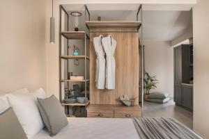 una camera con letto e parete in vetro di Marissa's Elegant retreats ad Argostoli