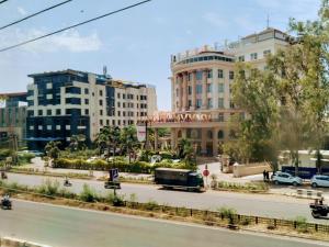 Blick auf eine Stadt mit Zug auf einer Straße in der Unterkunft Hotel Grand in Zirakpur