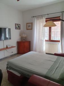 sypialnia z łóżkiem i oknem w obiekcie Casa Diana Ostia w mieście Lido di Ostia
