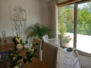 d'une salle à manger avec une table, des chaises et une fenêtre. dans l'établissement Casa Douro Terrace, à Baião
