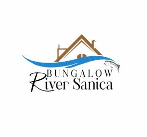 une maison sur le logo de l'eau dans l'établissement Bungalow Fly Fishing Kljuc River Sanica, à Zolaći