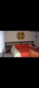 um quarto com uma cama com uma colcha vermelha em Pousada Navegantes Praia do futuro em Fortaleza