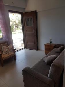 sala de estar con 2 camas y puerta corredera en Elia Guesthouse en Kíssamos