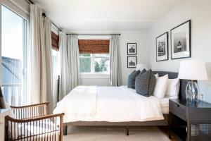 Giường trong phòng chung tại Stay at Niles Beach