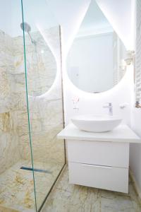 a bathroom with a sink and a shower at UNIVERSITATE-ELEGANT-MIC DEJUN inclus in Bucharest