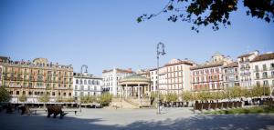 un grupo de edificios en una ciudad con un parque en TuApartamento - Boutique Plaza del Castillo 29, en Pamplona